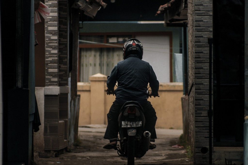 Tak Perlu Panik, Berikut Cara Membuka Jok Motor Tanpa Kunci dengan Gampang